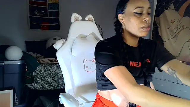 loveluna8 online show from 02/04/25, 09:28