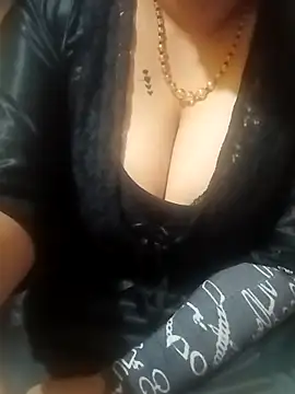 Snapshot of MONA_DARLING31 chatting on 02/17/25, 04:31 MONA DARLING31 online show from 02/17/25, 04:31