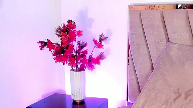 Snapshot of HollyHudsonn chatting on 12/04/24, 03:32 HollyHudsonn online show from 12/04/24, 03:32