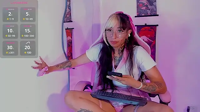 Snapshot of HollyHudsonn chatting on 01/31/25, 05:32 HollyHudsonn online show from 01/31/25, 05:32