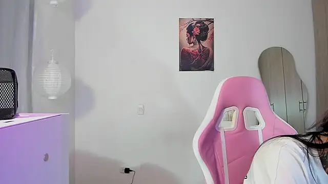 Snapshot of HollyHudsonn chatting on 03/12/25, 04:35 HollyHudsonn online show from 03/12/25, 04:35