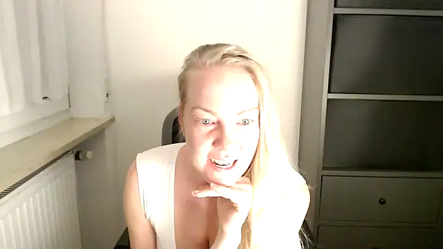 Snapshot of _LunaxLia_ chatting on 11/16/25, 06:02 LunaxLia online show from 11/16/25, 06:02