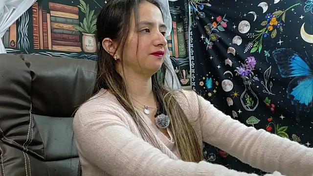 Snapshot of julietta___jackson chatting on 05/01/26, 02:27 julietta jackson online show from 05/01/26, 02:27