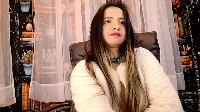Snapshot of julietta___jackson chatting on 05/13/26, 08:27 julietta jackson online show from 05/13/26, 08:27