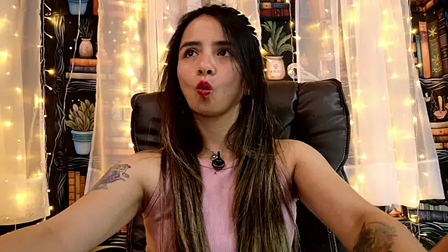 Snapshot of julietta___jackson chatting on 06/13/26, 02:31 julietta jackson online show from 06/13/26, 02:31