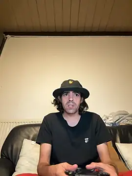 Snapshot of wolfwhite95 chatting on 10/12/25, 01:04 wolfwhite95 online show from 10/12/25, 01:04