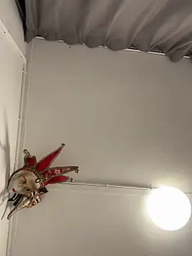 Snapshot of wolfwhite95 chatting on 10/25/25, 04:35 wolfwhite95 online show from 10/25/25, 04:35