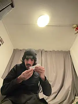 Snapshot of wolfwhite95 chatting on 11/07/25, 12:32 wolfwhite95 online show from 11/07/25, 12:32