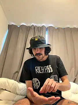 Snapshot of wolfwhite95 chatting on 11/11/25, 01:33 wolfwhite95 online show from 11/11/25, 01:33