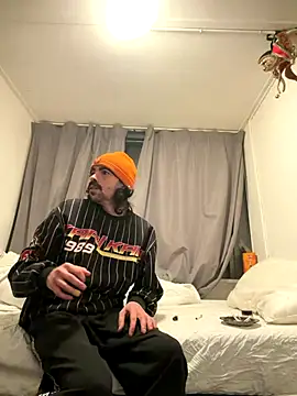 Snapshot of wolfwhite95 chatting on 01/05/26, 10:35 wolfwhite95 online show from 01/05/26, 10:35