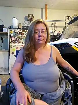 Snapshot of MsShelby40 chatting on 12/28/24, 09:51 MsShelby40 online show from 12/28/24, 09:51