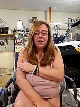 Snapshot of MsShelby40 chatting on 01/02/25, 10:22 MsShelby40 online show from 01/02/25, 10:22