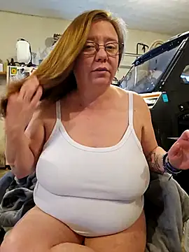 Snapshot of MsShelby40 chatting on 03/21/25, 10:39 MsShelby40 online show from 03/21/25, 10:39