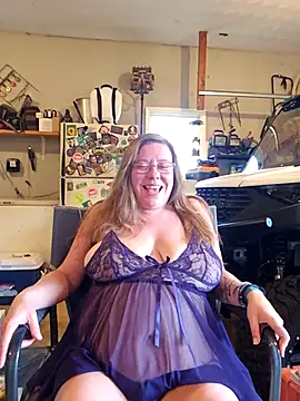 Snapshot of MsShelby40 chatting on 09/10/25, 10:10 MsShelby40 online show from 09/10/25, 10:10