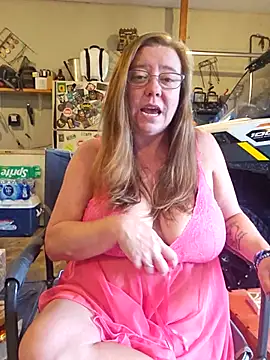 Snapshot of MsShelby40 chatting on 09/20/25, 10:11 MsShelby40 online show from 09/20/25, 10:11