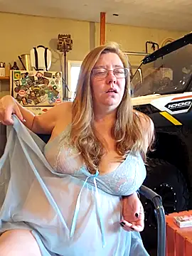 Snapshot of MsShelby40 chatting on 10/05/25, 09:24 MsShelby40 online show from 10/05/25, 09:24