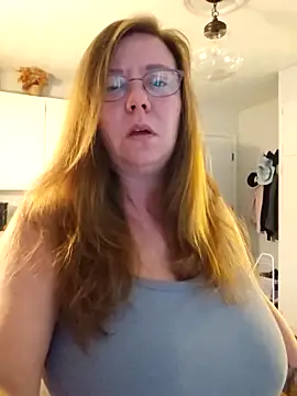 Snapshot of MsShelby40 chatting on 10/08/25, 10:07 MsShelby40 online show from 10/08/25, 10:07