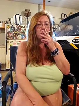 Snapshot of MsShelby40 chatting on 10/09/25, 10:41 MsShelby40 online show from 10/09/25, 10:41