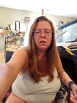 Snapshot of MsShelby40 chatting on 10/10/25, 02:27 MsShelby40 online show from 10/10/25, 02:27