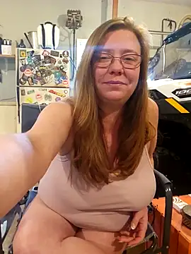 Snapshot of MsShelby40 chatting on 10/25/25, 08:47 MsShelby40 online show from 10/25/25, 08:47