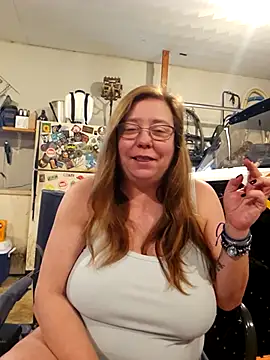 Snapshot of MsShelby40 chatting on 11/29/25, 08:56 MsShelby40 online show from 11/29/25, 08:56