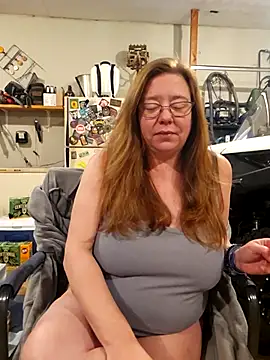 Snapshot of MsShelby40 chatting on 12/13/25, 09:53 MsShelby40 online show from 12/13/25, 09:53