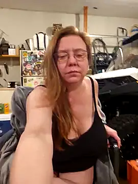 Snapshot of MsShelby40 chatting on 12/19/25, 11:23 MsShelby40 online show from 12/19/25, 11:23