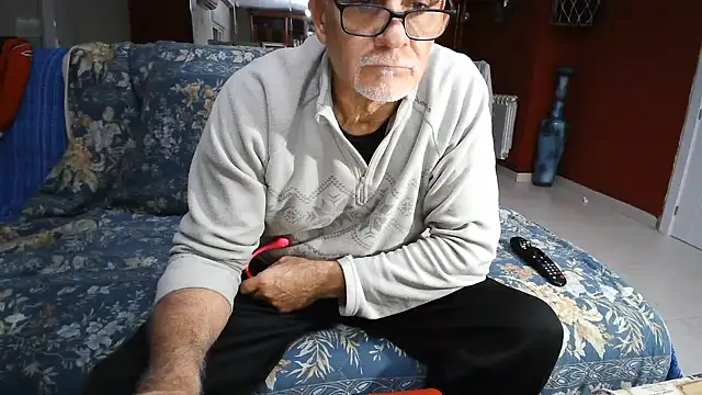 Snapshot of maduroguapo chatting on 01/01/25, 09:52 maduroguapo online show from 01/01/25, 09:52