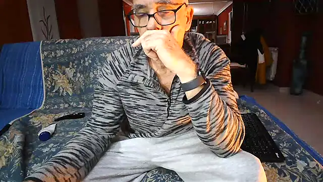 Snapshot of maduroguapo chatting on 03/18/25, 09:43 maduroguapo online show from 03/18/25, 09:43