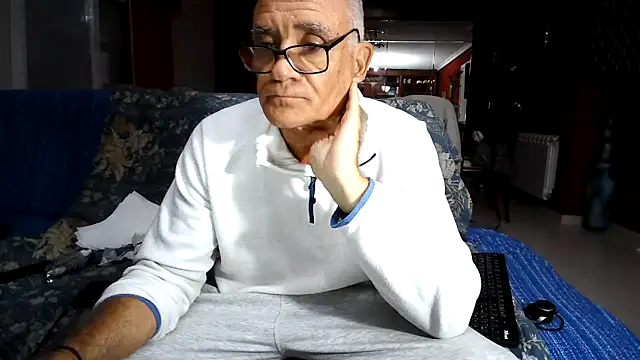 Snapshot of maduroguapo chatting on 11/14/25, 09:13 maduroguapo online show from 11/14/25, 09:13