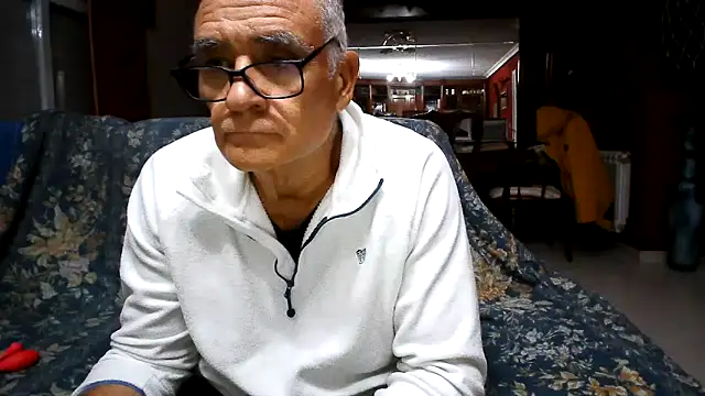 Snapshot of maduroguapo chatting on 12/03/25, 08:40 maduroguapo online show from 12/03/25, 08:40