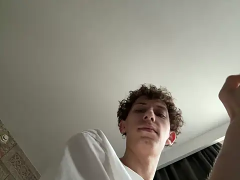 Snapshot of oypo chatting on 02/14/25, 11:42 oypo online show from 02/14/25, 11:42