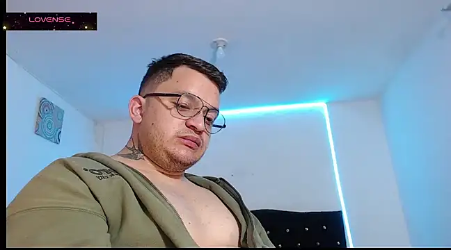 Snapshot of tony_landri chatting on 02/26/25, 08:48 tony landri online show from 02/26/25, 08:48