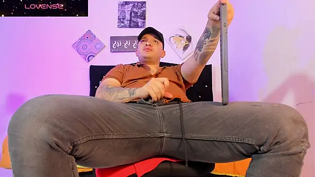 Snapshot of tony_landri chatting on 09/17/25, 05:09 tony landri online show from 09/17/25, 05:09