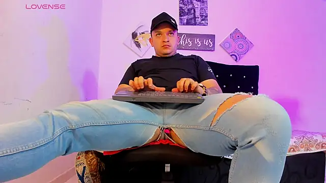 Snapshot of tony_landri chatting on 10/07/25, 01:52 tony landri online show from 10/07/25, 01:52