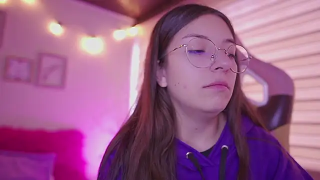 Snapshot of milly_kenner chatting on 03/18/26, 08:01 milly kenner online show from 03/18/26, 08:01