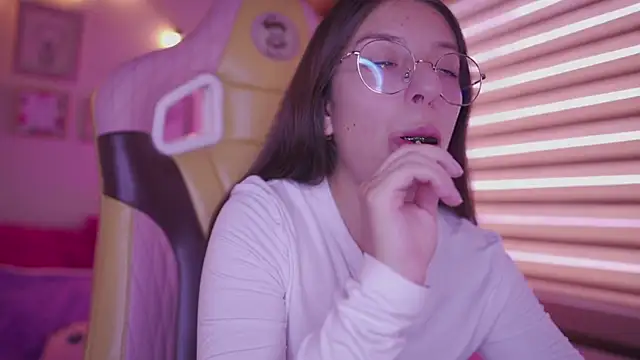 Snapshot of milly_kenner chatting on 04/15/26, 07:21 milly kenner online show from 04/15/26, 07:21