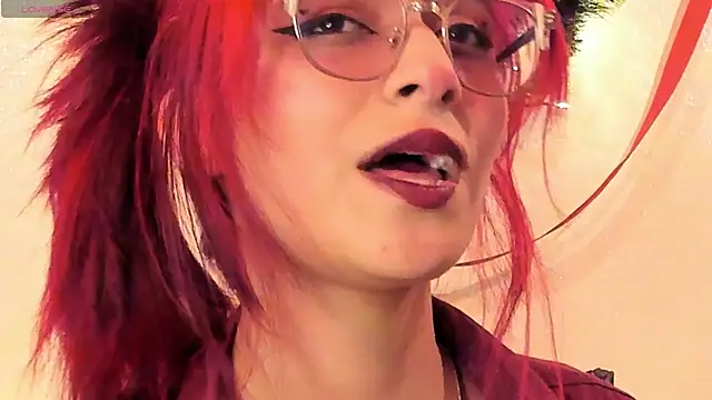 Snapshot of RedMeloddy chatting on 12/17/25, 12:05 RedMeloddy online show from 12/17/25, 12:05