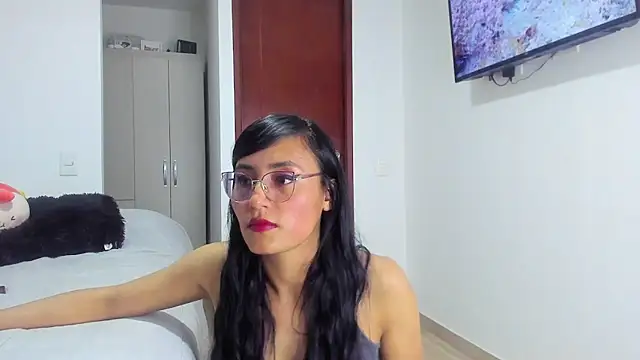 Snapshot of SophieBaker__ chatting on 03/04/25, 01:23 SophieBaker   online show from 03/04/25, 01:23