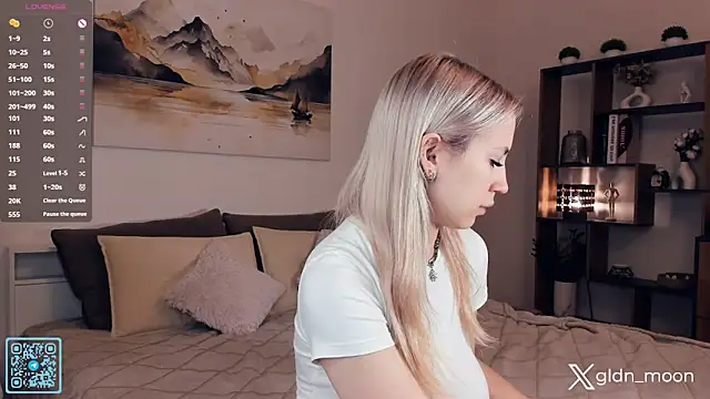 Snapshot of EternalLiberty chatting on 10/15/25, 02:33 EternalLiberty online show from 10/15/25, 02:33