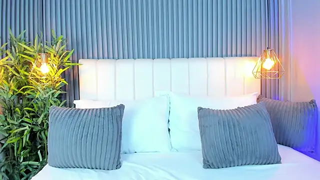 Snapshot of LinaGlam chatting on 10/21/25, 10:32 LinaGlam online show from 10/21/25, 10:32