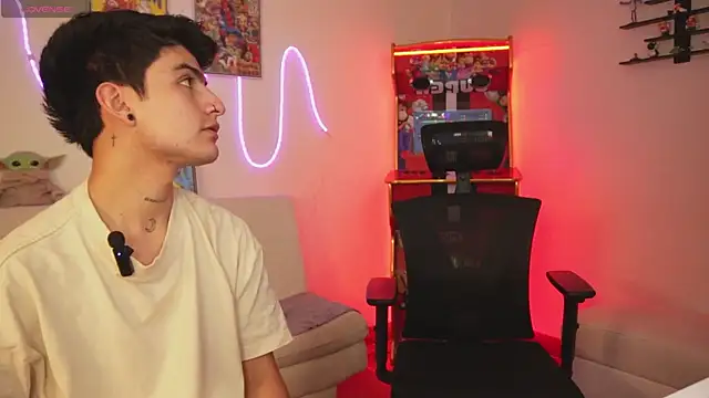 Snapshot of tommy_and_sophie chatting on 04/10/26, 06:23 tommy and sophie online show from 04/10/26, 06:23