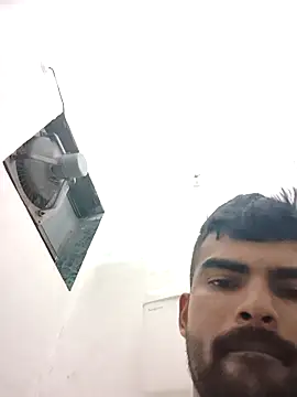 Snapshot of yourboy2000__ chatting on 04/05/26, 10:18 yourboy2000 online show from 04/05/26, 10:18