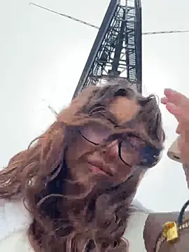 Snapshot of Leila_Brooklyn chatting on 04/20/26, 07:44 Leila Brooklyn online show from 04/20/26, 07:44