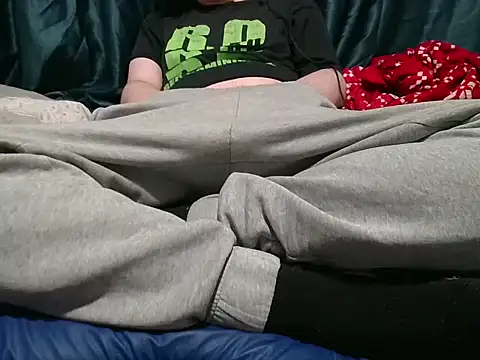 Snapshot of krissraw chatting on 10/31/25, 03:40 krissraw online show from 10/31/25, 03:40