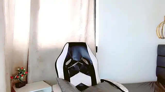 Snapshot of Oriana_braom chatting on 02/21/25, 08:05 Oriana braom online show from 02/21/25, 08:05