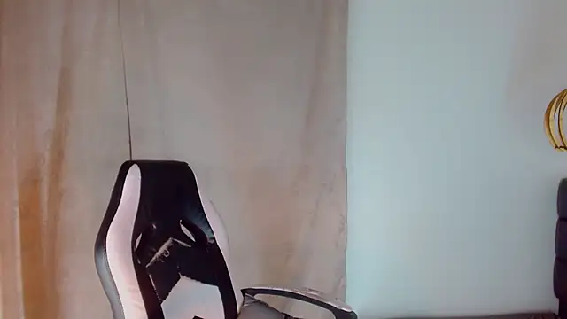 Snapshot of Oriana_braom chatting on 02/26/25, 06:15 Oriana braom online show from 02/26/25, 06:15