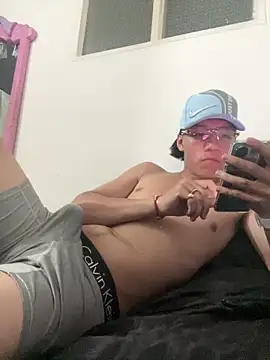 Snapshot of CRYBYT9 chatting on 11/26/25, 01:39 CRYBYT9 online show from 11/26/25, 01:39