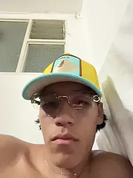 Snapshot of CRYBYT9 chatting on 11/27/25, 02:35 CRYBYT9 online show from 11/27/25, 02:35