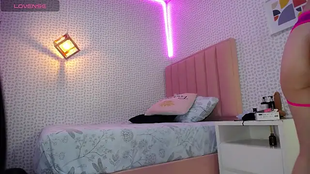 cassiehoward14 online show from 03/19/25, 03:09